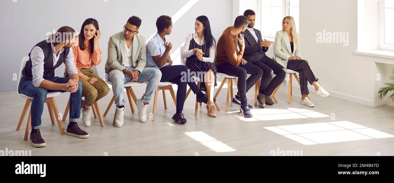 Gruppe von erwachsenen Schülern, die in einem englischsprachigen Club miteinander kommunizieren Stockfoto