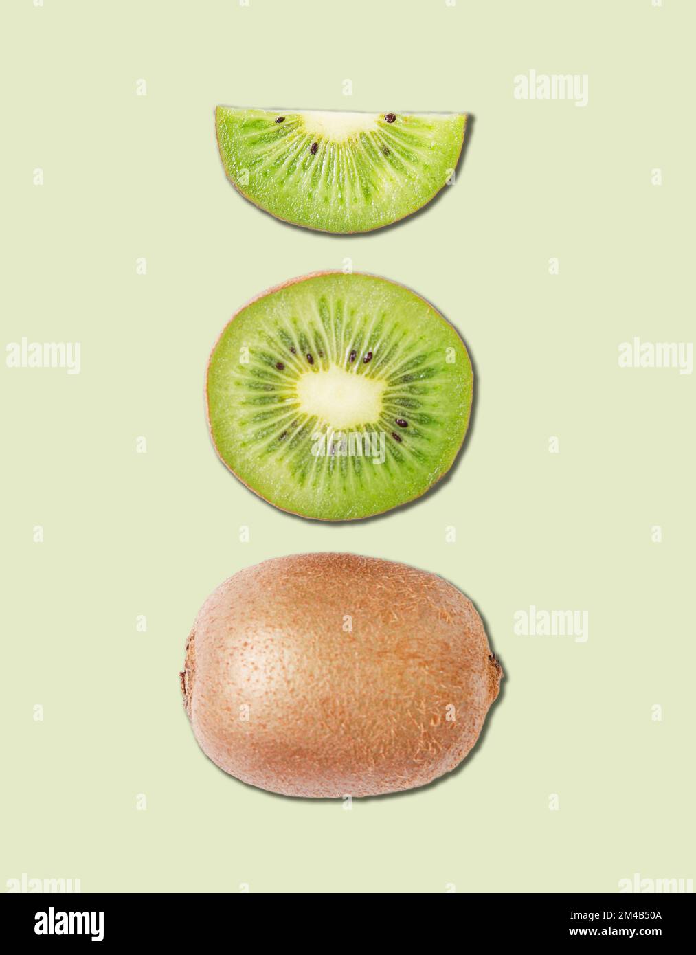 Konzept-Layout aus frisch geschnittenen Kiwis und Kiwis auf grünem Hintergrund. Draufsicht und Makro. Stockfoto