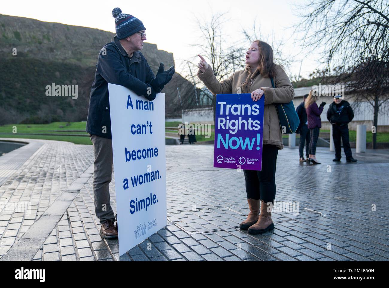 Ein Mitglied der schottischen Familienpartei (links) spricht mit einem Befürworter des Gender Recognition Reform Bill (Schottland) während eines Protests vor dem schottischen Parlament in Edinburgh im Vorfeld einer Debatte über den Gesetzentwurf. Foto: Dienstag, 20. Dezember 2022. Stockfoto