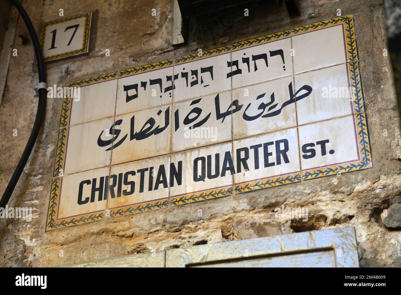 Straße im christlichen Viertel in Jerusalem. Straßenschild in drei Sprachen. Stockfoto