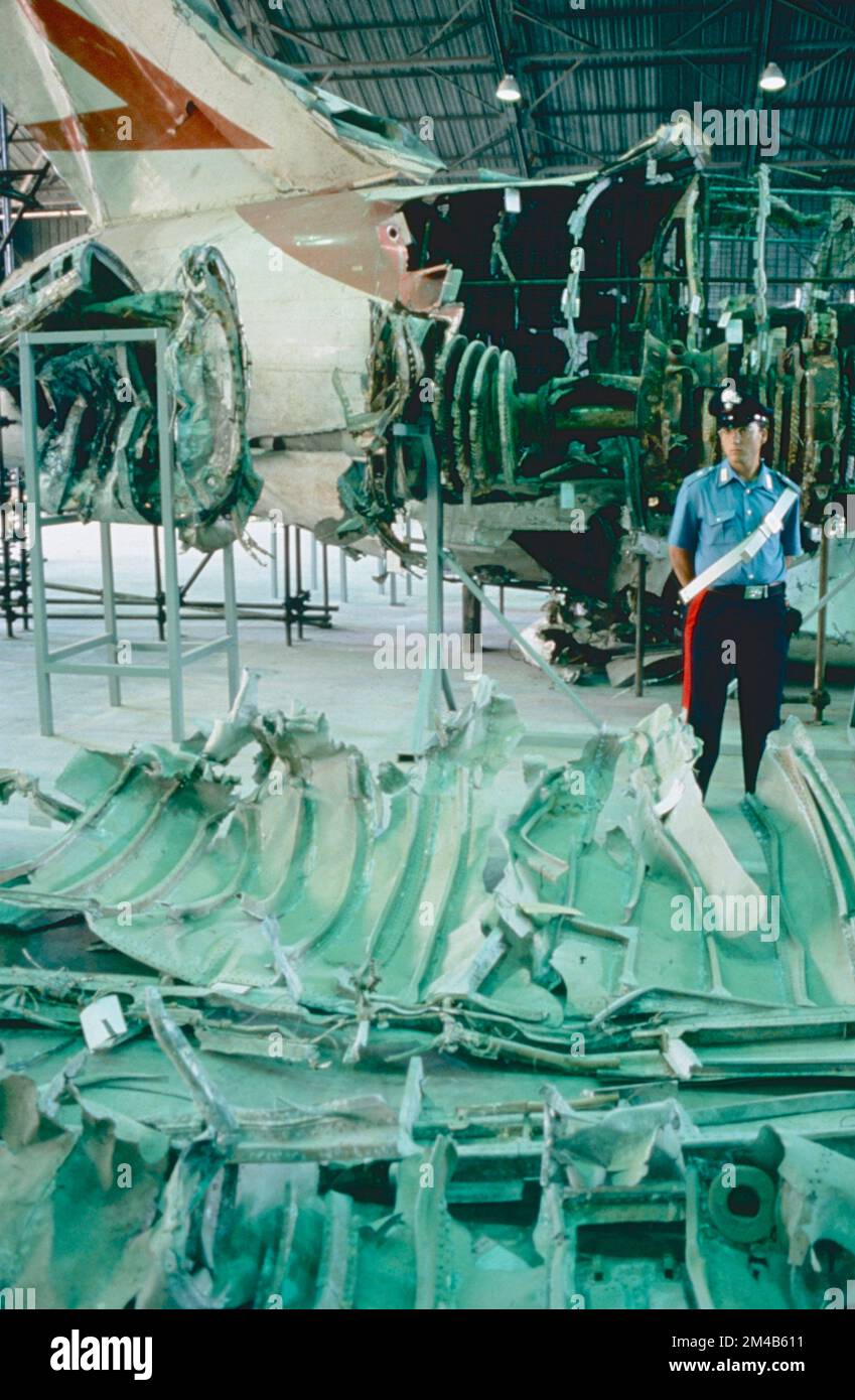 Carabinieri bewacht den Rest des Flugzeugs McDonnel Douglas DC-9 Itavia Flug 870 nach Ustica, Pratica di Mare, Italien 1990er Stockfoto