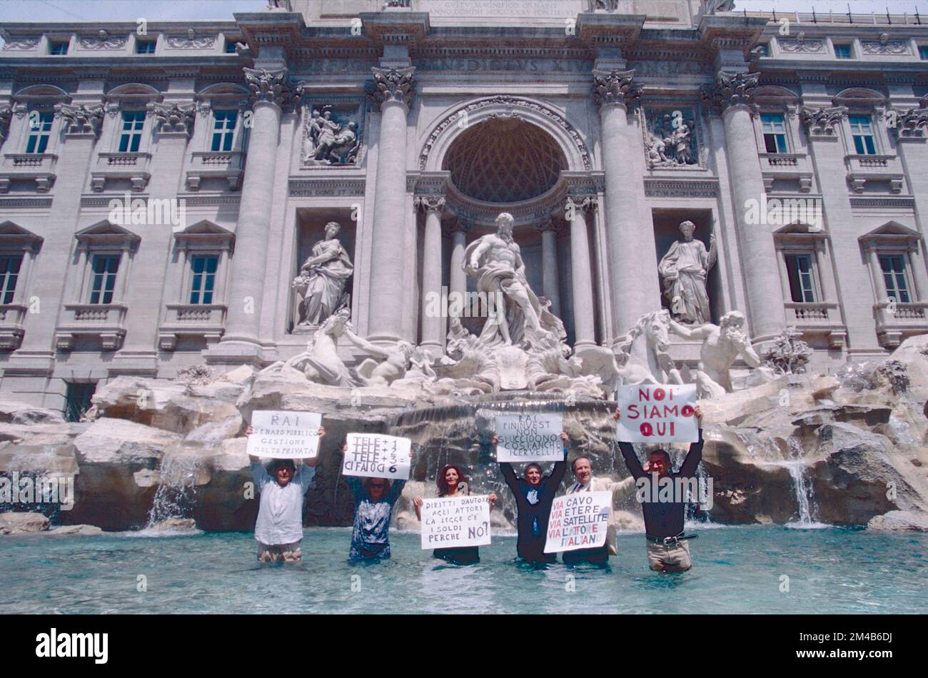 Demonstration der italienischen Schauspielergewerkschaft gegen ausländische Filme am Trevi-Brunnen, Rom, Italien 1995 Stockfoto
