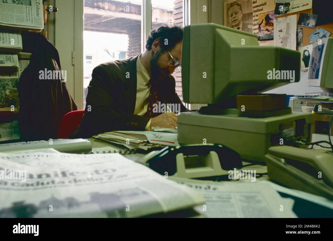 Journalist der Redaktion in der Zeitung Il Manifest, Rom, Italien 1993 Stockfoto