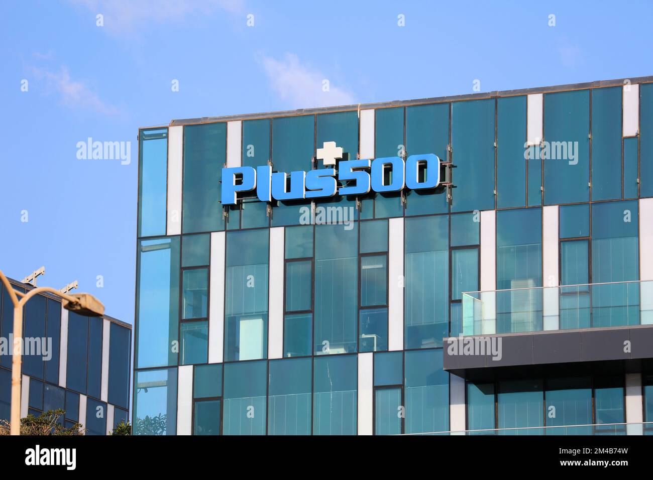 HAIFA, ISRAEL - 1. NOVEMBER 2022: Plus500 Fintech-Unternehmen Forschung und Entwicklung im Matam Business Park in Haifa, Israel. Haifa City ist ein Forschungs- und Entwicklungszentrum Stockfoto