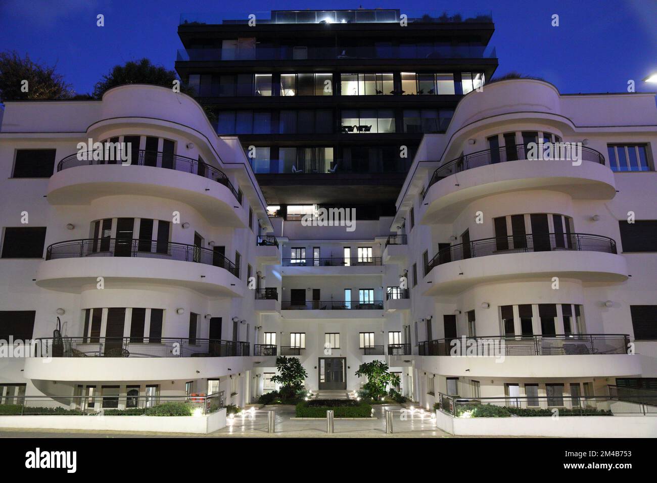 TEL AVIV, ISRAEL - 2. NOVEMBER 2022: Berühmtes Gebäude im bauhaus-Stil Hayarkon 96 in Tel Aviv, Israel. Tel Aviv White City und seine bauhaus-Gebäude sind Stockfoto