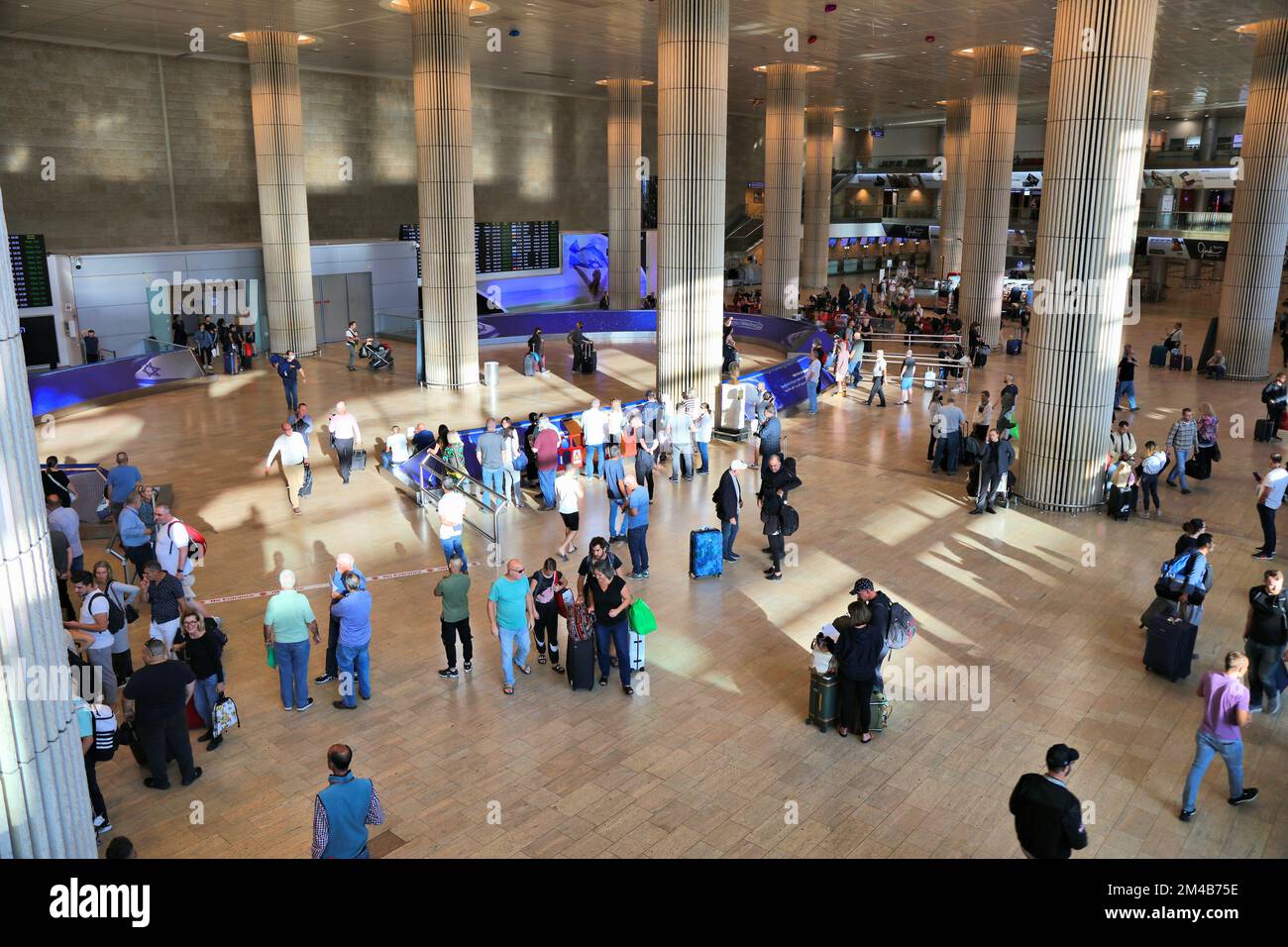 TEL AVIV, ISRAEL - 4. NOVEMBER 2022: Passagiere warten am Flughafen Ben Gurion in Tel Aviv, Israel. Es ist der größte und wichtigste Flughafen in Israel Stockfoto
