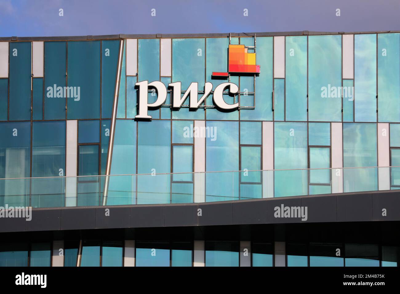 HAIFA, ISRAEL - 1. NOVEMBER 2022: PWC Financial Audit Company Research and Development im Matam Business Park in Haifa, Israel. Haifa ist ein Forschungs- und entwicklungszentrum Stockfoto