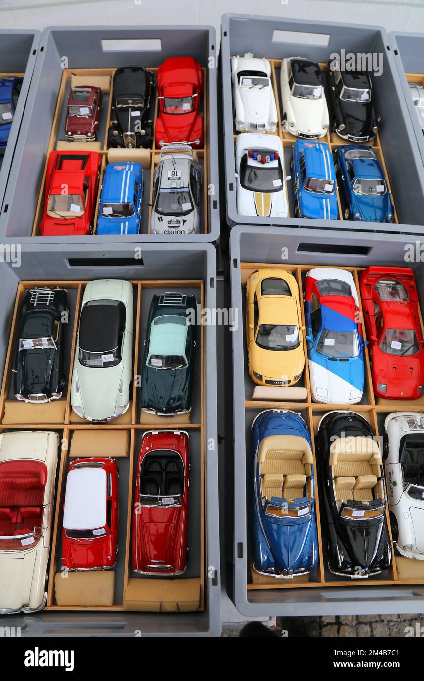 KLAGENFURT, OSTERREICH - 12. AUGUST 2022: Die-Cast-Automodelle im beliebten Maßstab 1:18 auf dem Altstadtsauber-Flohmarkt in Klagenfurt, Osterreich. Stockfoto