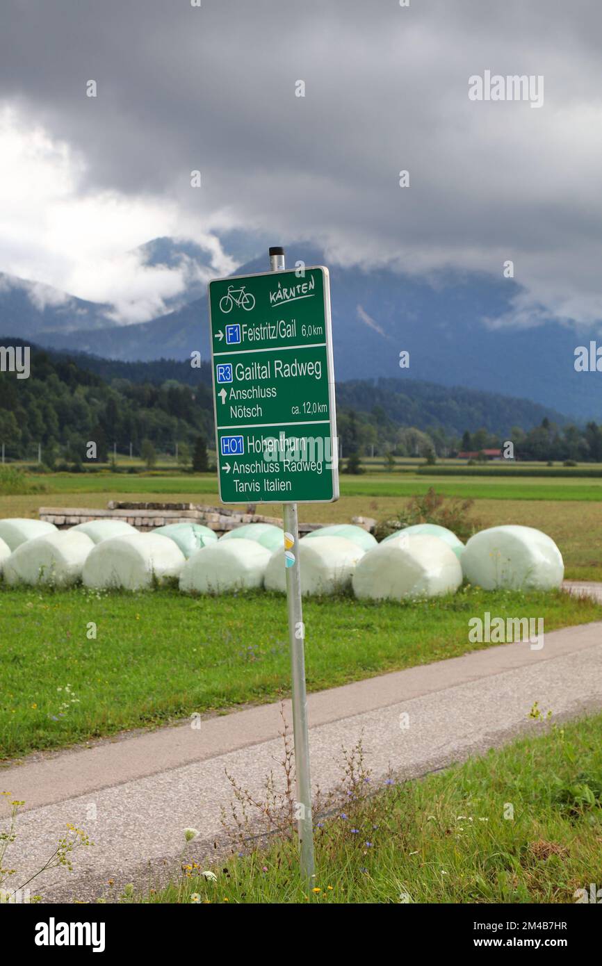 KÄRNTEN, ÖSTERREICH - 7. AUGUST 2022: Wegweiser für die Fahrradroute in Gailtal, einschließlich der Hauptstraße Gailtal Radweg R3 in Kärnten, Österreich. Stockfoto