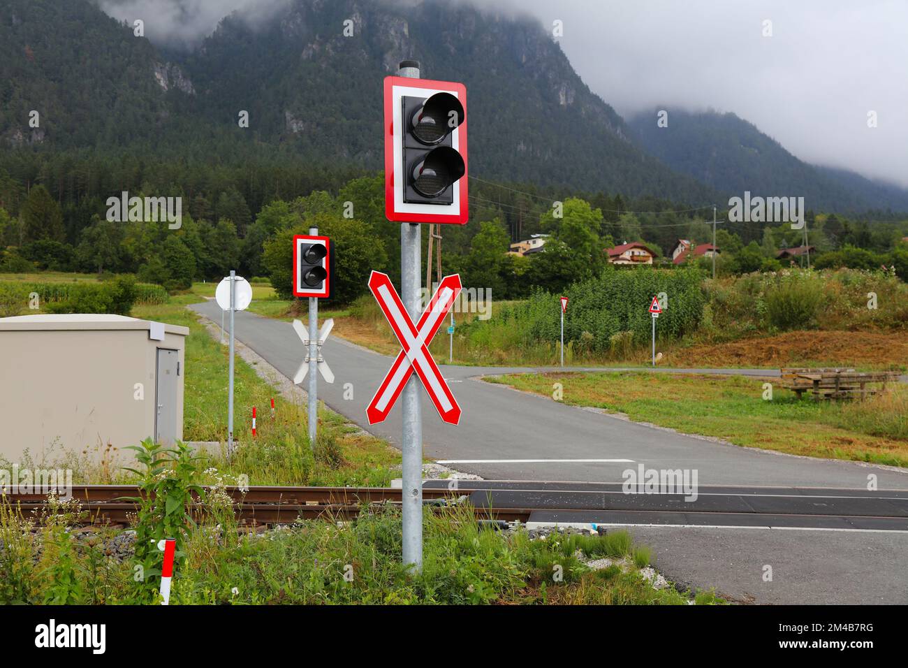 Bahnübergang ohne Barriere. Bahnübergang im Kärnten-Gebiet Osterreichs. Stockfoto