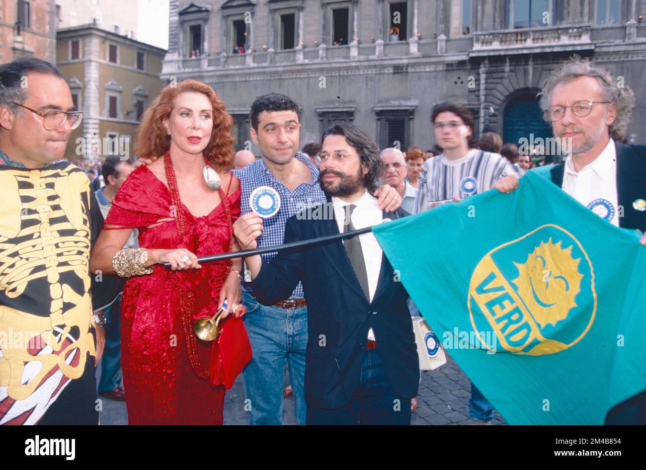 Marina Ripa di Meana bei der Protestdemonstration der Grünen gegen Atomtests vor der französischen Botschaft Rom, Italien 1995 Stockfoto
