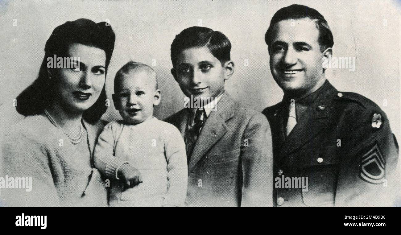 Italienisch-amerikanischer Gangster und Mafia-Mafioso Albert Anastasia in Uniform mit seiner Familie, USA 1940er Stockfoto