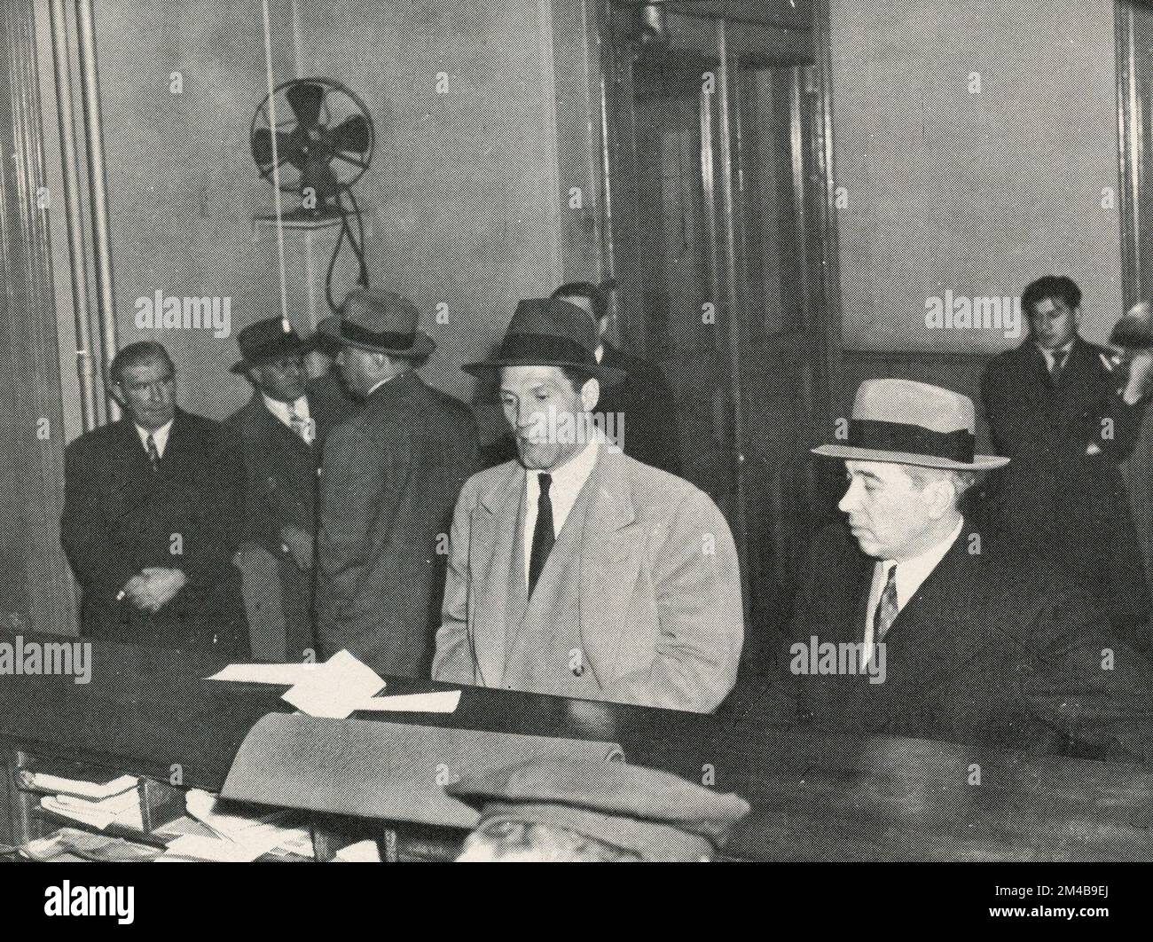 Italienisch-amerikanischer Verbrecherboss und Mafia-Mafioso Joe Adonis (rechts) und Salvatore Moretti auf einer Polizeistation, USA 1950er Stockfoto