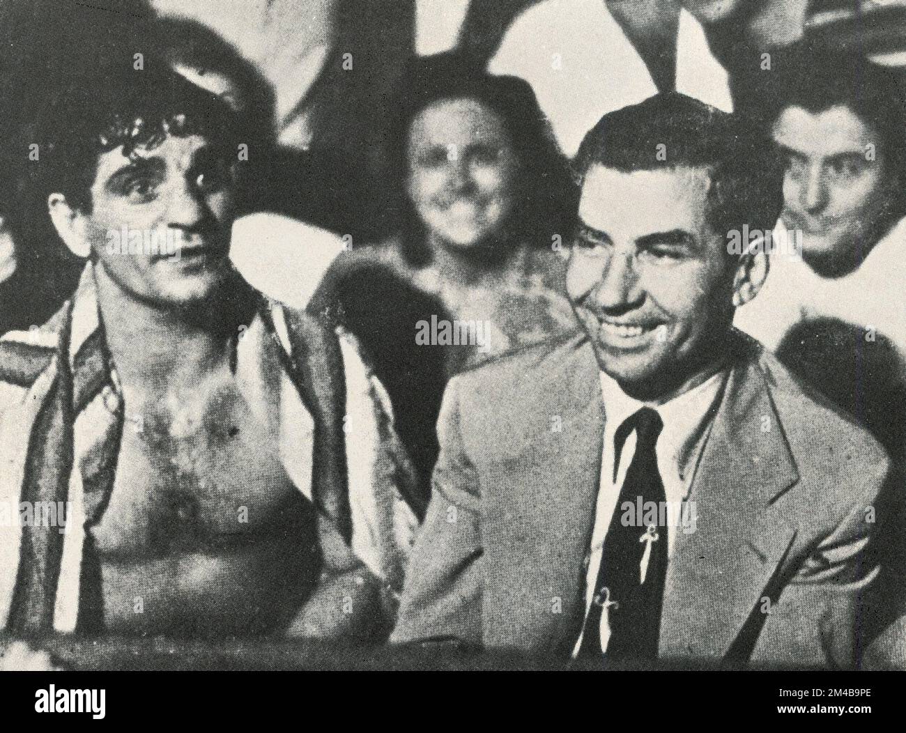 In Italien geborener amerikanischer Gangster und Mafia-Mafioso Salvatore Lucania alias Lucky Luciano (rechts) mit Boxeur Morabito, Neapel, Italien, 1940er Stockfoto