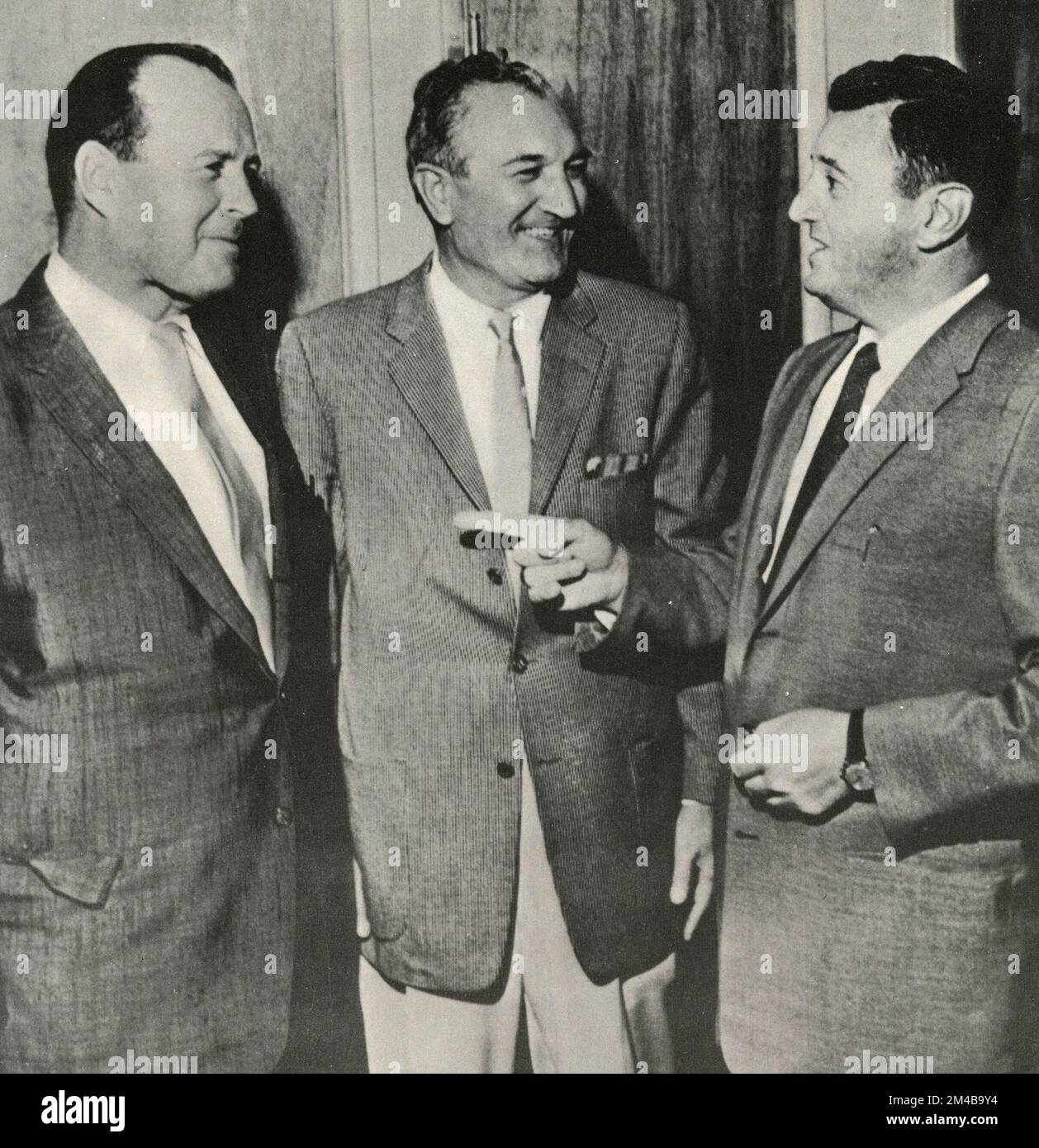 In Italien geborener amerikanischer Gangster und Mafia-Mafioso Joseph Bonanno alias Joe Bananas (Mitte), USA 1950er Stockfoto