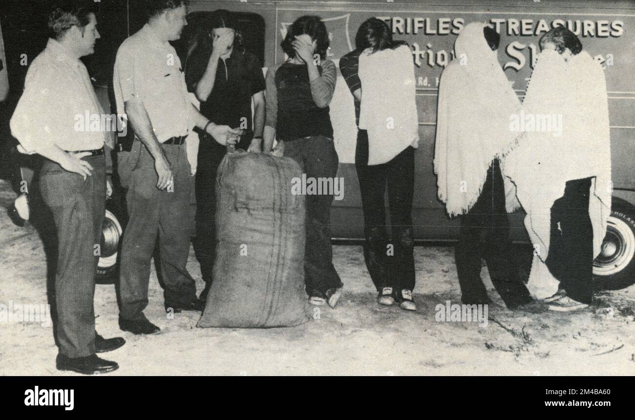 Polizeiagenten, die Drogen in einem Hippies-Van gründeten, USA 1960er Stockfoto