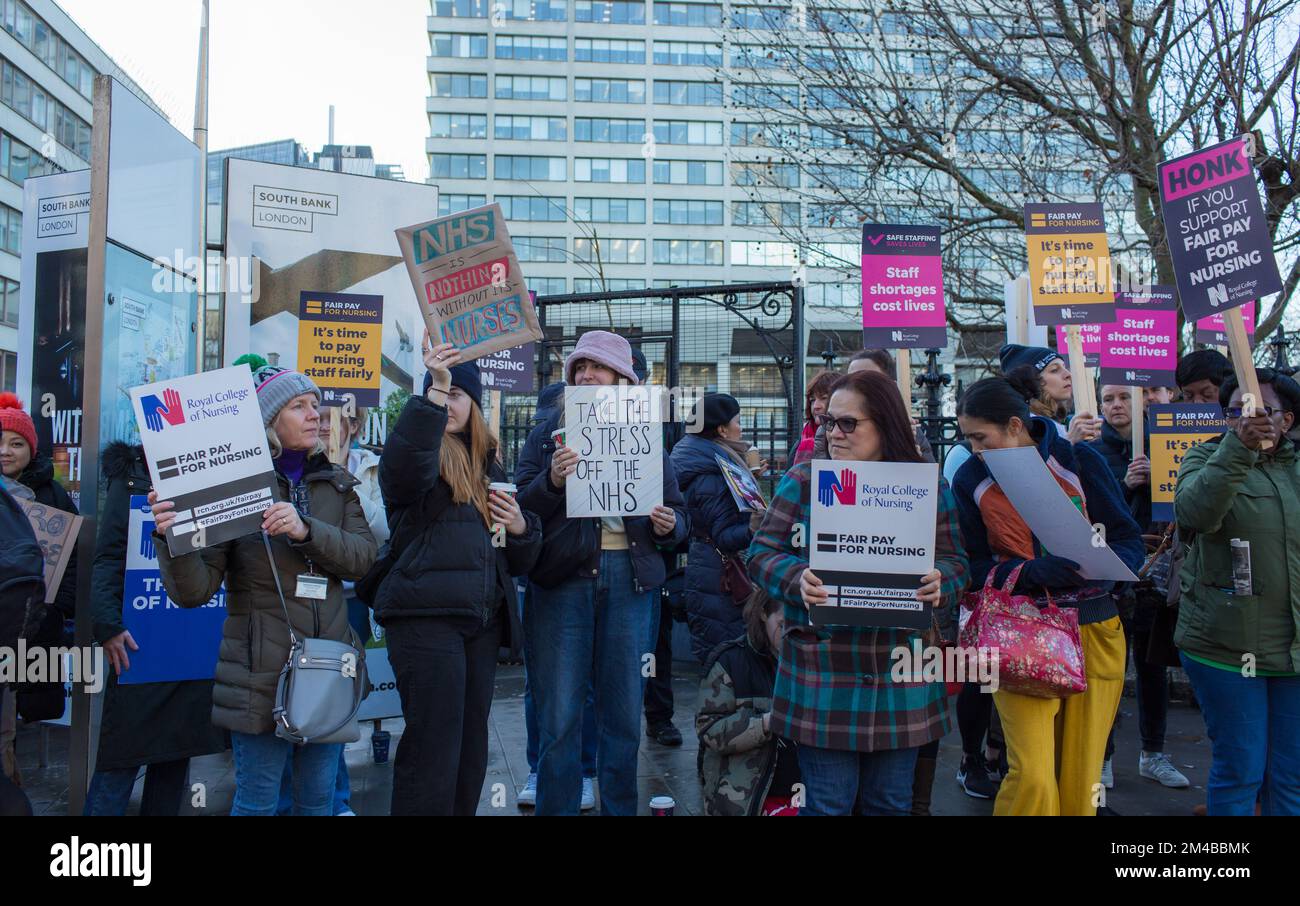 London, Großbritannien. 20.. Dezember 2022 Krankenschwestern veranstalten einen Protest an der Streikpostenlinie vor St. Thomas Hospital als größter britischer Krankenpflegestreik in der Geschichte, als Tausende von Nacktvögeln im ganzen Land in einem Streit um die Bezahlung Rchard Lincoln Alamy Live News streiken Stockfoto