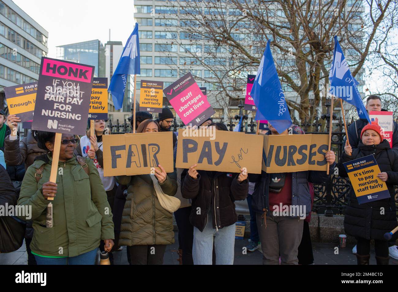 London, Großbritannien. 20.. Dezember 2022 Krankenschwestern veranstalten einen Protest an der Streikpostenlinie vor St. Thomas Hospital als größter britischer Krankenpflegestreik in der Geschichte, als Tausende von Nacktvögeln im ganzen Land in einem Streit um die Bezahlung Rchard Lincoln Alamy Live News streiken Stockfoto