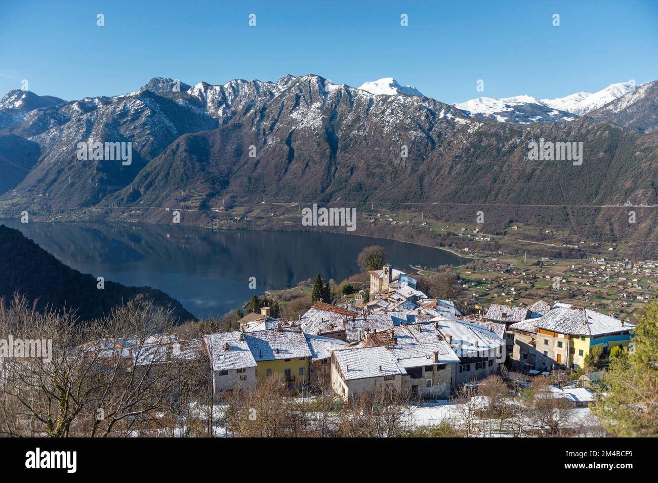 villageview und idro See, bondone, italien Stockfoto