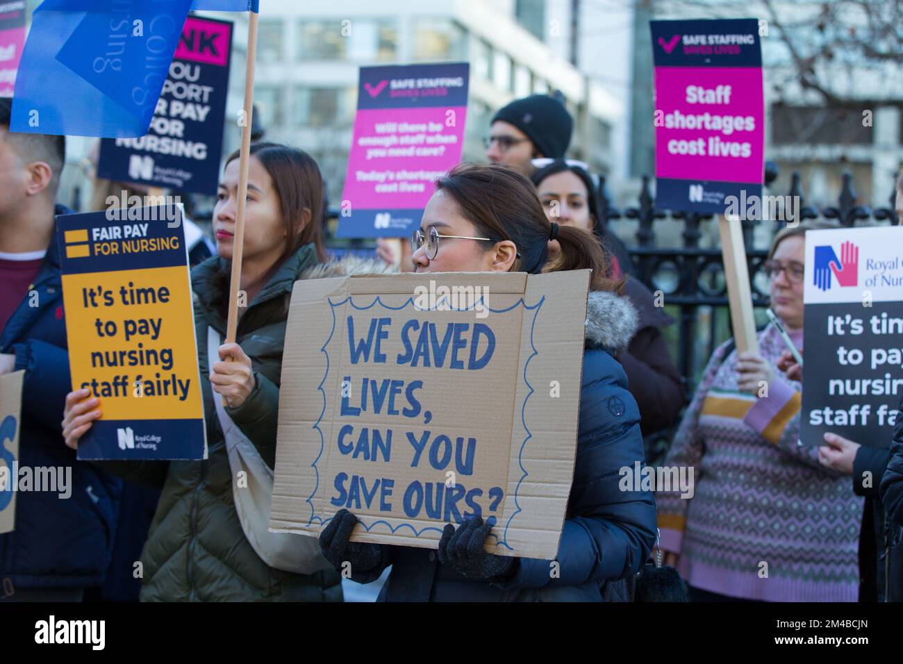 London, Großbritannien. 20.. Dezember 2022 Krankenschwestern veranstalten einen Protest an der Streikpostenlinie vor St. Thomas Hospital als größter britischer Krankenpflegestreik in der Geschichte, als Tausende von Nacktvögeln im ganzen Land in einem Streit um die Bezahlung Rchard Lincoln Alamy Live News streiken Stockfoto