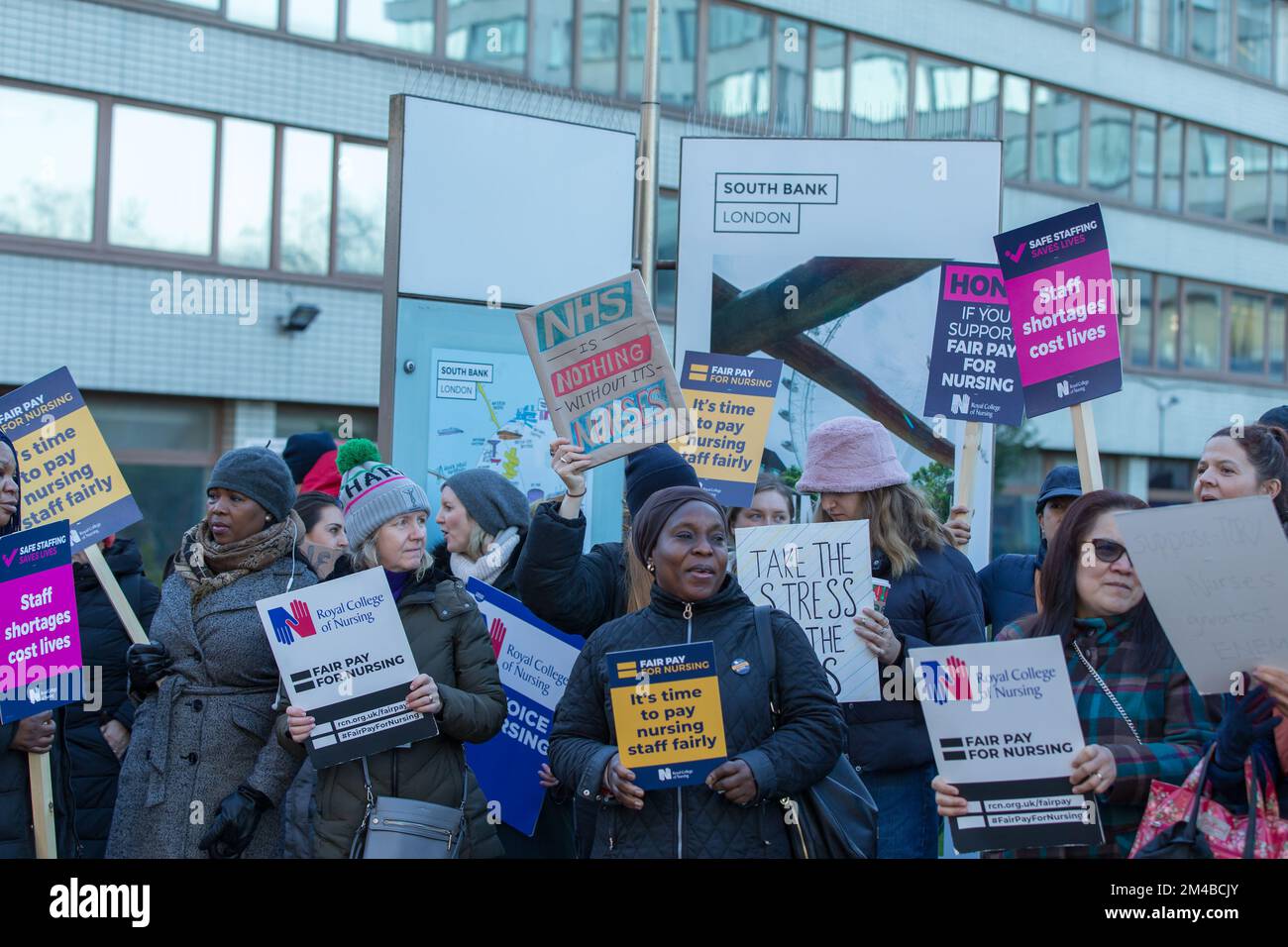 London, Großbritannien. 20.. Dezember 2022 Krankenschwestern veranstalten einen Protest an der Streikpostenlinie vor St. Thomas Hospital als größter britischer Krankenpflegestreik in der Geschichte, als Tausende von Nacktvögeln im ganzen Land in einem Streit um die Bezahlung Rchard Lincoln Alamy Live News streiken Stockfoto