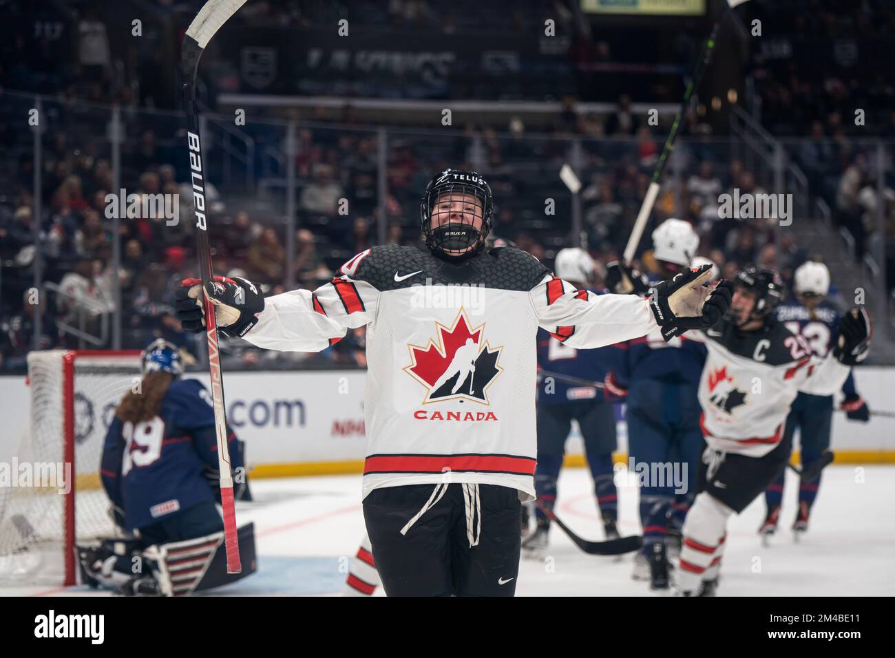 Team Canada Forward Sarah Fillier (10) feiert, nachdem er in der Rivalry Series 2022-23 gegen die Vereinigten Staaten von Amerika am Montag, den Dezember, ein Tor geschossen hat Stockfoto