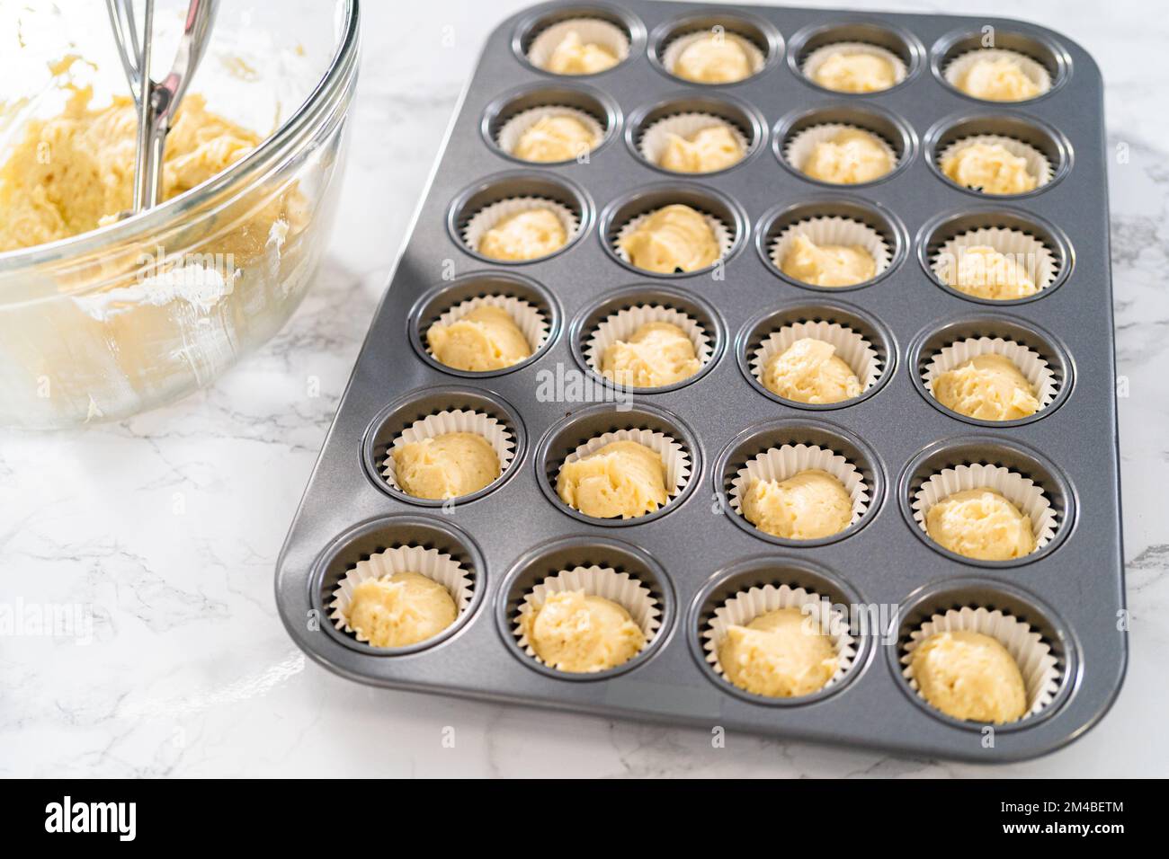 Mini-Vanilla-Cupcakes mit rosa Buttercreme-Frosting Stockfoto