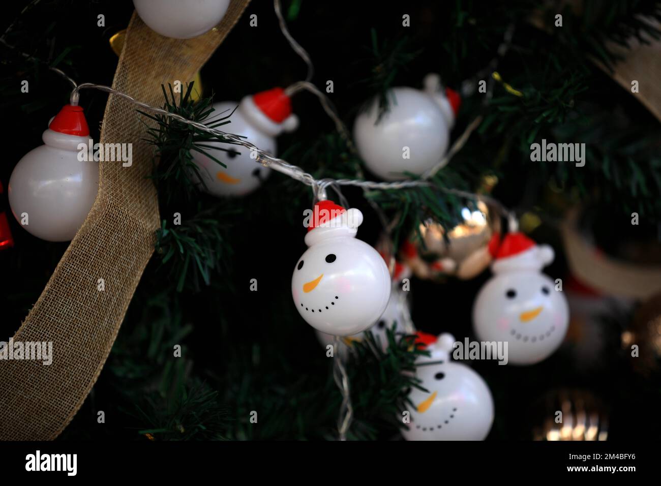 Das Huajie Commercial Center in der Stadt Huai'an, der Provinz Jiangsu im Osten Chinas, ist am 17. Dezember 2022 von weihnachtlicher Stimmung geprägt. (Foto: ChinaImages/Sipa USA) Stockfoto