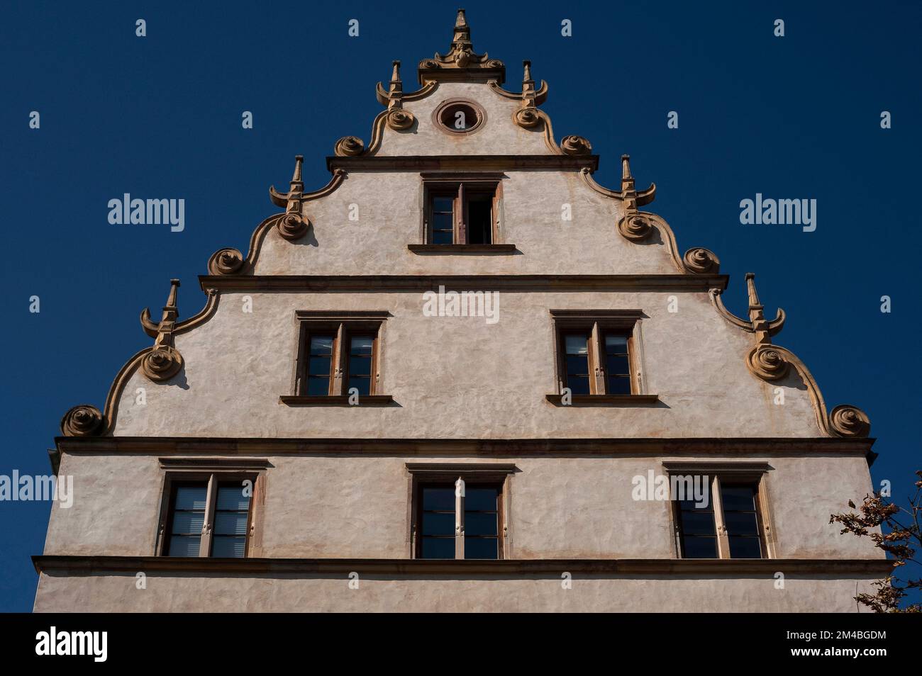 Kurven, Schriftrollen, Obelisken und Flossen: Der unverwechselbare Giebel mit kurvenförmigen Hängen und Skulpturendekoration des Maison Kern, 1594 im rhenischen oder deutschen Renaissance-Stil in der Rue du Conseil-Souverain 1 im historischen Herzen von Colmar, Elsass, Grand Est, Frankreich erbaut. Stockfoto