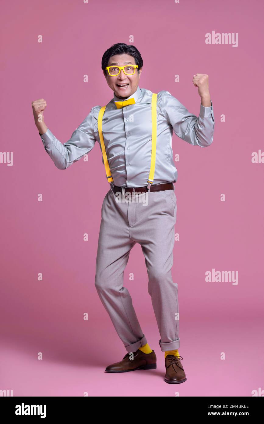 Studiofoto eines humorvollen, hochrangigen Chinesen Stockfoto