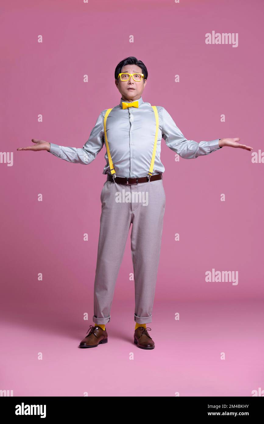 Studiofoto eines humorvollen, hochrangigen Chinesen Stockfoto