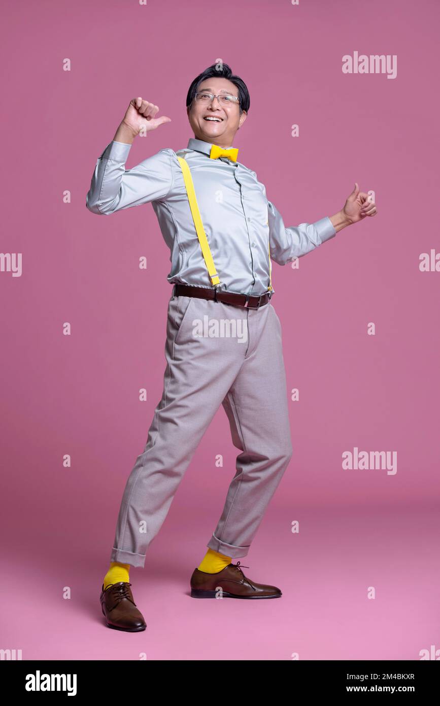 Studiofoto eines humorvollen, hochrangigen Chinesen Stockfoto