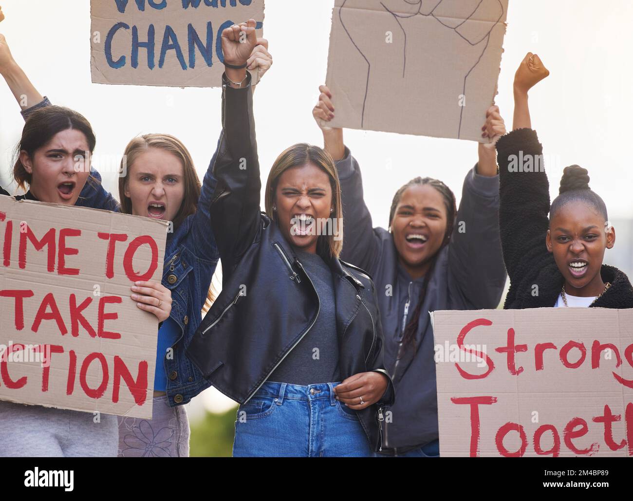 Protest, Poster und verärgerte Vielfalt Frauen drängen sich für Gleichheit, Unterstützung der Menschenrechte oder Rassismus. Schülerpappbanner, Justizporträt und Stockfoto