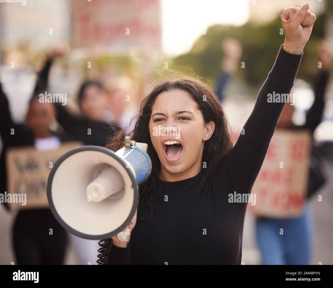 Megaphone, Frau und Menschen für die Gleichstellung der Geschlechter, Menschenrechte oder Gerechtigkeit mit Redefreiheit in der Stadt. Wählen, Protest und Mexiko-Mädchen in der Menge Stockfoto
