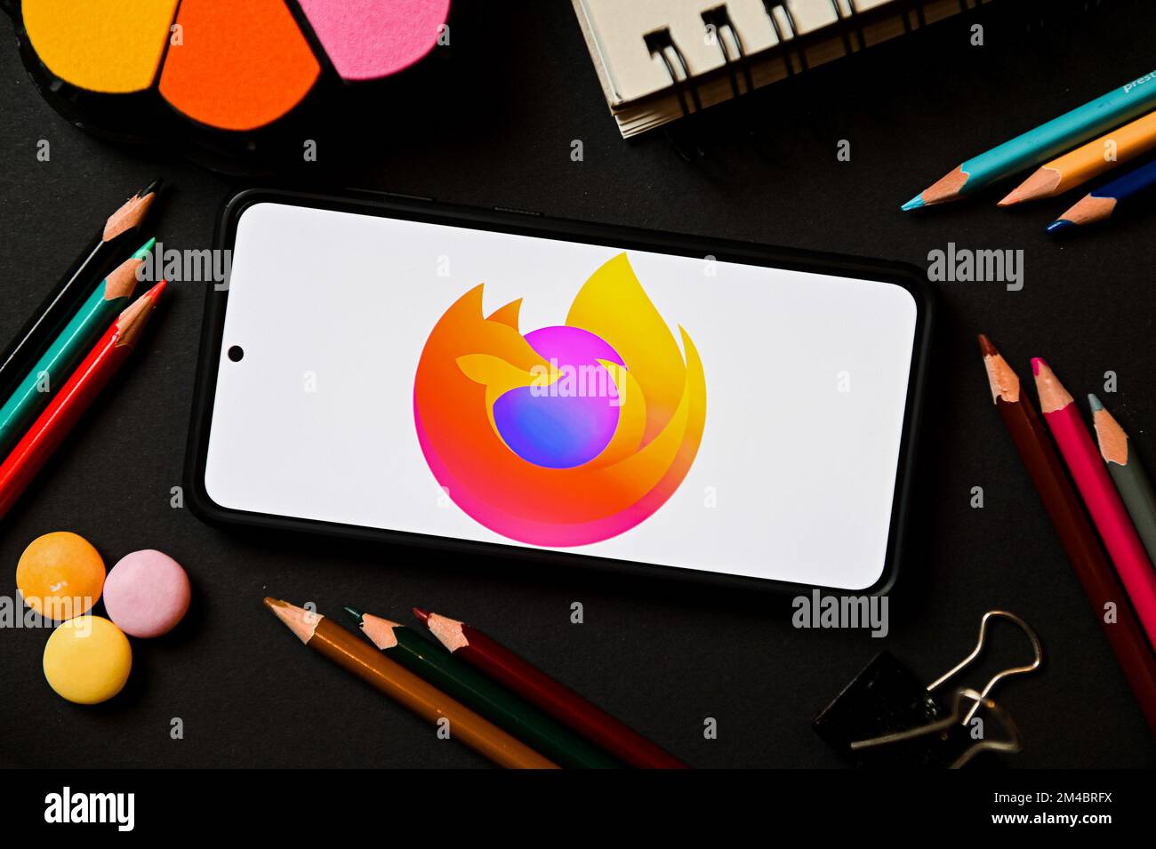 Polen. 17.. Dezember 2022. In dieser Fotoabbildung wird ein Mozilla Firefox-Logo auf einem Smartphone angezeigt. Kredit: SOPA Images Limited/Alamy Live News Stockfoto