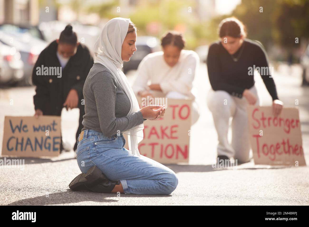 Protest, islamische Frau und Beten auf der Straße, Gruppierung und Unterstützung für Palästina. Muslimische Frauen, Mädchen oder Demonstranten mit Pappschildern, kämpfen für Gerechtigkeit Stockfoto