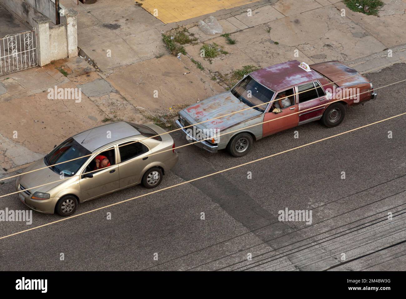 Maracaibo, Venezuela. 19.. Dezember 2022. Venezuelaner aus dem Ölstaat Zulia, stellen sich stundenlang in ihren Autos auf, um ihre Benzintanks in der Woche vor Weihnachten zu füllen, in der Nähe des Hauptquartiers des staatlichen Vertriebs pdvsa in der Stadt Maracaibo, Venezuela am 19. Dezember 2022. (Foto: Jose Isaac Bula Urruitia/Eyepix Group/Sipa USA) Guthaben: SIPA USA/Alamy Live News Stockfoto