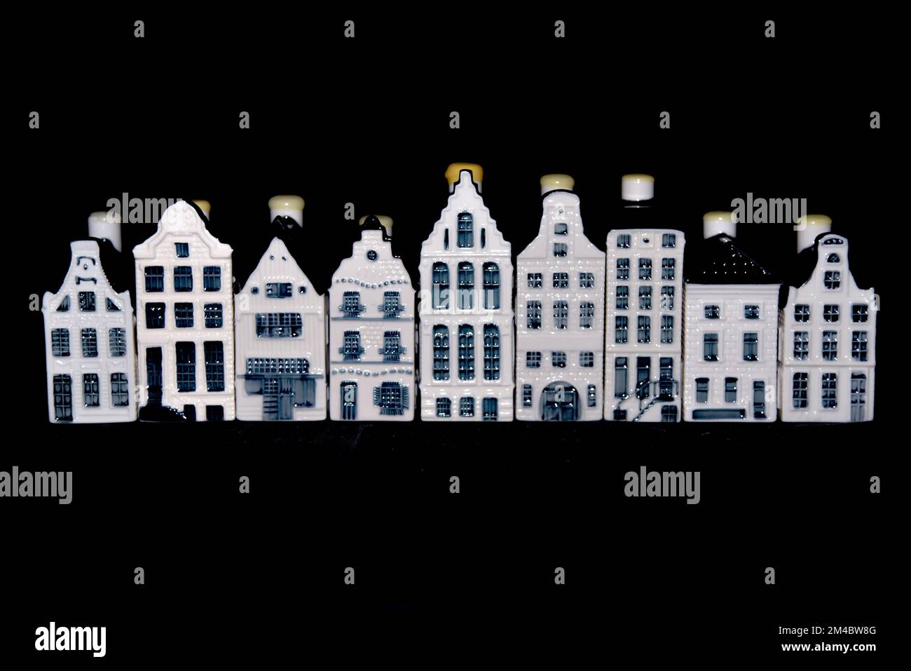 Den Helder, Niederlande. Dezember 2022. Keramikhäuser mit holländischen Giebeln auf schwarzem Hintergrund. Hochwertiges Foto Stockfoto