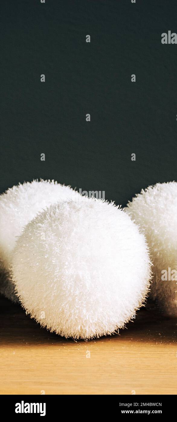 Weihnachtsdekorationen, weiße Kugeln mit Schneeeffekt. Stockfoto