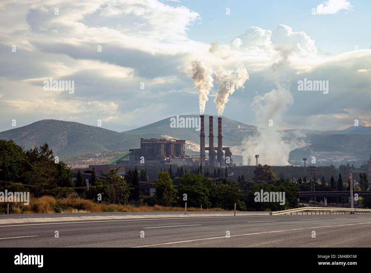 Yatagan-Wärmekraftwerk und Kamine von Kraftwerken Stockfoto
