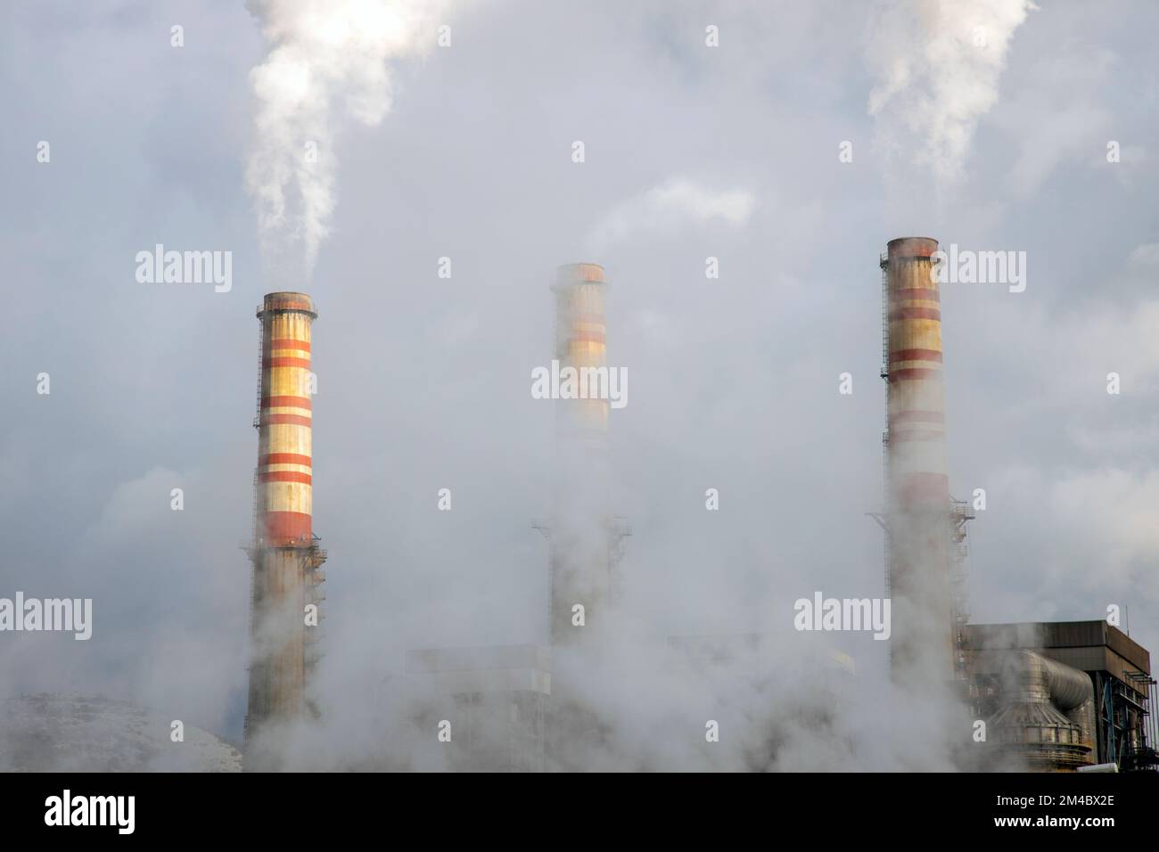Yatagan-Wärmekraftwerk und Kamine von Kraftwerken Stockfoto