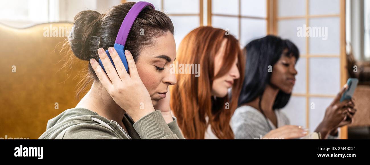 Horizontales Banner oder Header mit multikulturellen weiblichen Freunden, die Spaß haben, verschiedene Dinge zu tun - Konzept der Unkommunikation zwischen pe Stockfoto