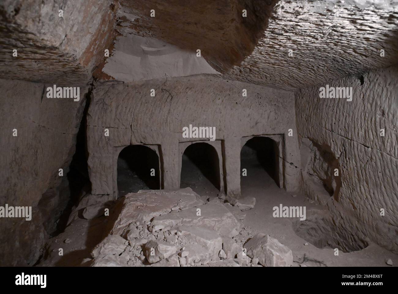 Lachish Forest, Israel. 20.. Dezember 2022. Im Inneren der aufwändigen 2.000 Jahre alten Familiengräberhöhle aus der zweiten Tempelzeit, auch bekannt als Salome Cave, im Lachischen Wald im jüdischen Tiefland am Dienstag, den 20. Dezember 2022. Archäologen der israelischen Antiquitäten-Behörde sagen, dass die Höhle weiterhin in der byzantinischen und frühen islamischen Zeit verwendet wurde und bekannt wurde als Salome-Höhle aufgrund der Tradition, die sie als Grabstätte von Salome, der Hebamme Jesu, hält. Foto von Debbie Hill/ Kredit: UPI/Alamy Live News Stockfoto