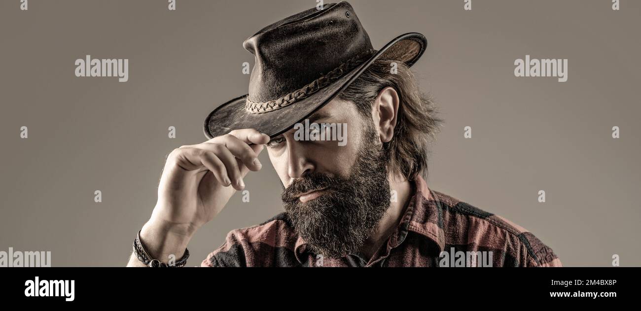 Porträt eines jungen Mannes mit Cowboyhut. Cowboys mit Hut. Hübscher bärtiger Macho Stockfoto