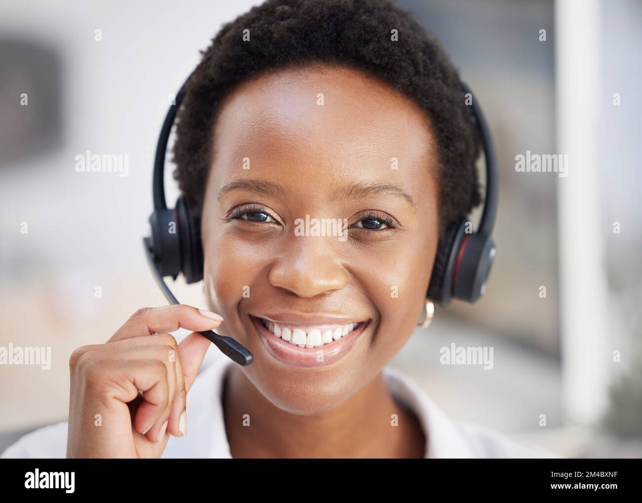 Porträt, Schwarze Frau und Callcenter für Kundenservice, Gespräche oder Beratung für Telemarketing. Afroamerikanerin, Dame und Agent lächeln Stockfoto