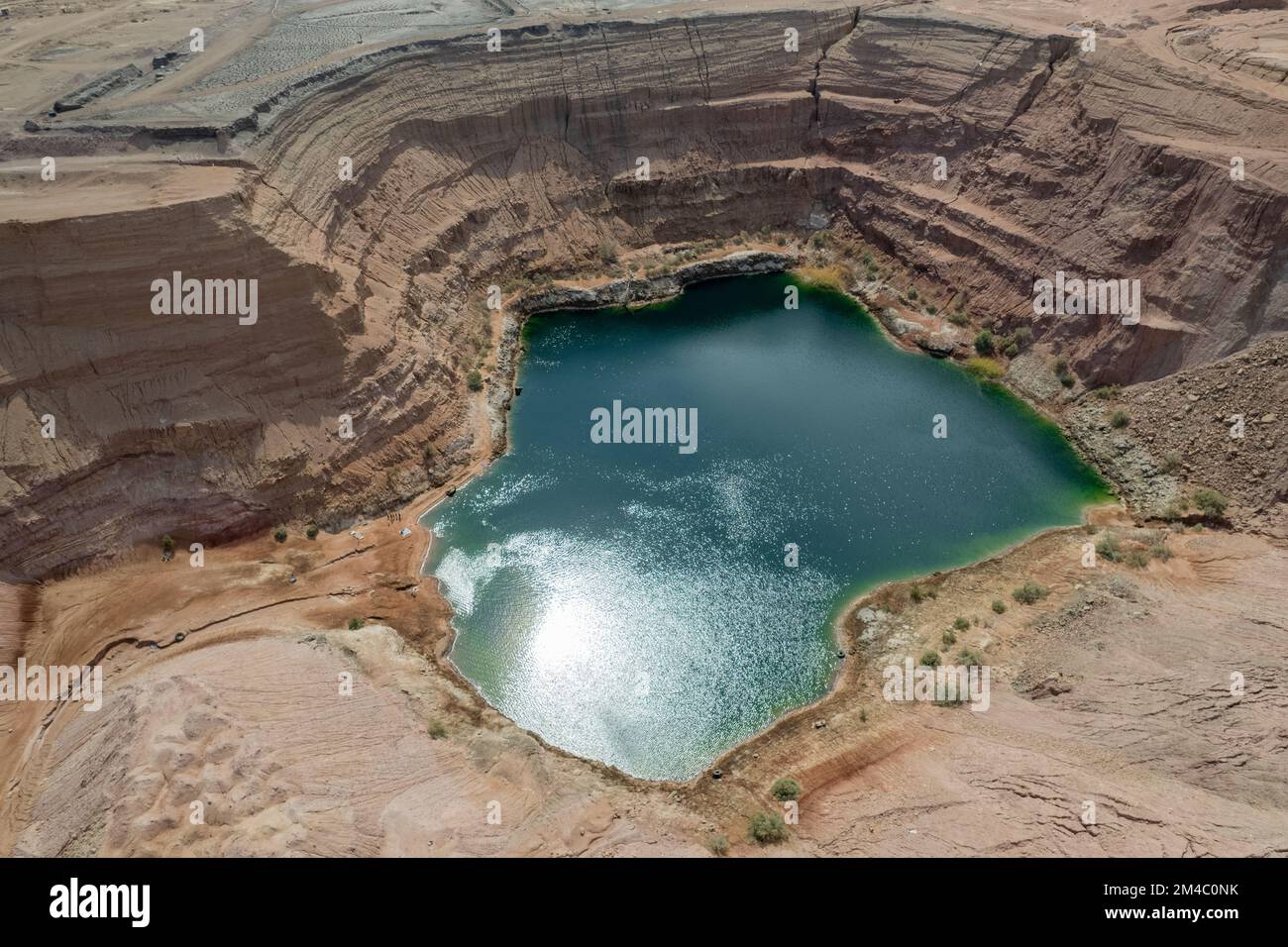 Tiefgrüner versteckter See in Timna bei Eilat, Arava-Zone in Israel. Stockfoto