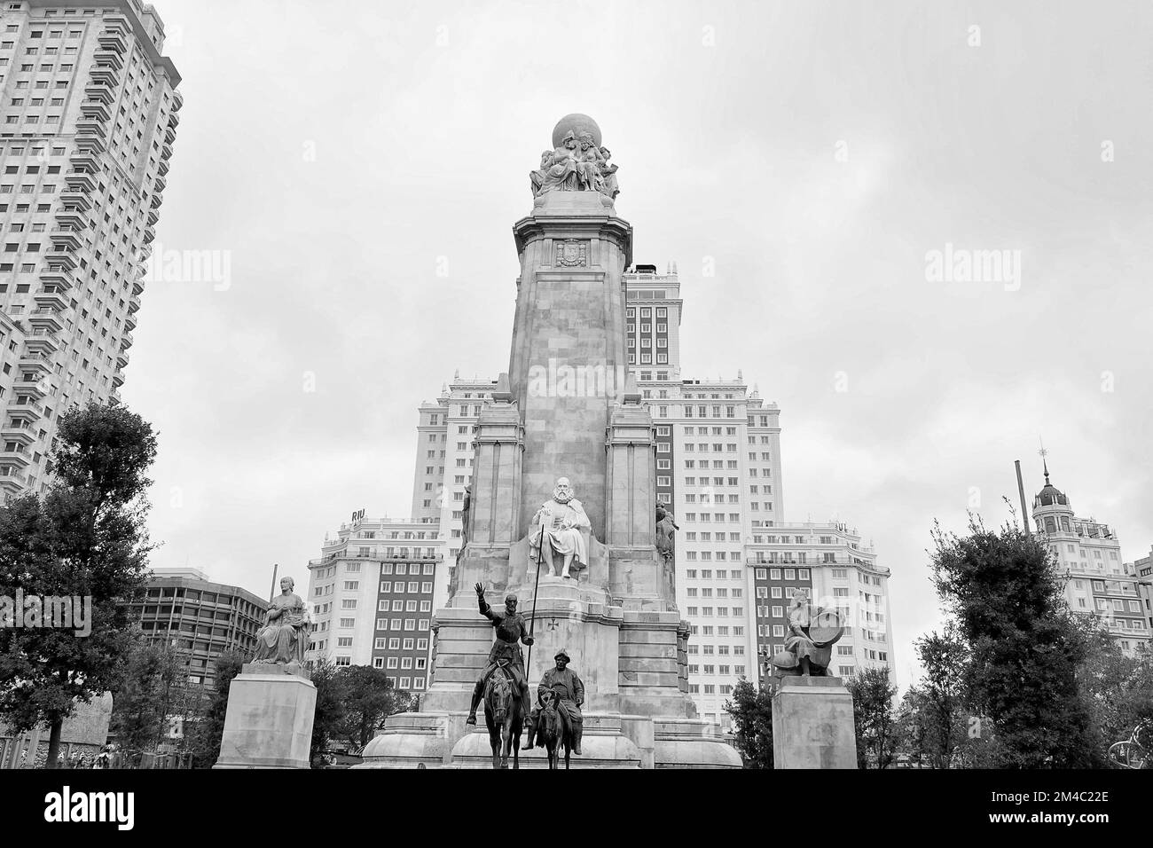 Madrid spanien Place placa de espana Monument Miguel de Cervantes bei Sonnenuntergang B&W. Stockfoto