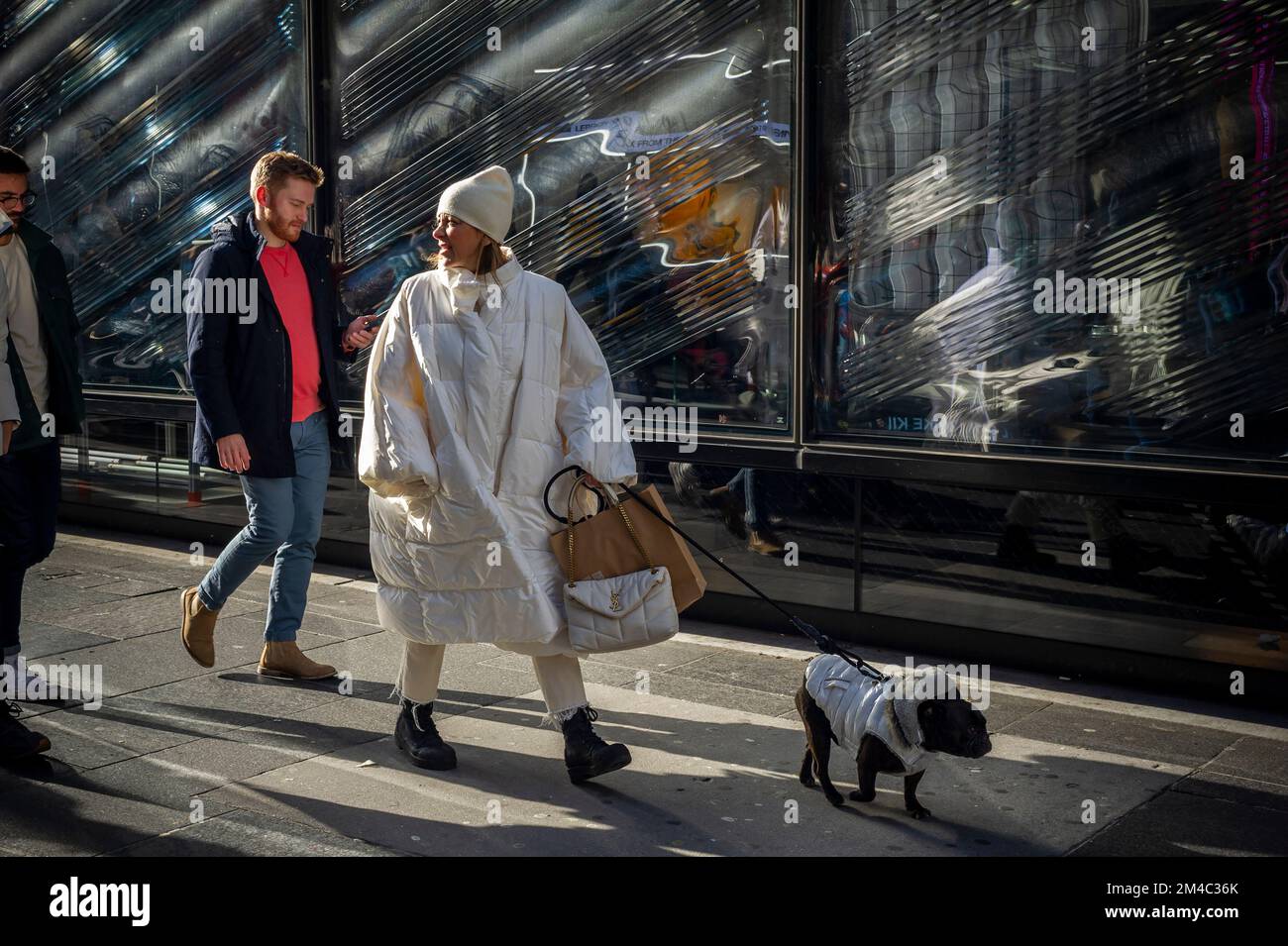 Tausende Touristen und New Yorker strömen in die autofreie Fifth Avenue in Midtown Manhattan, um die letzten Feiertage der Saison am Sonntag, den 18. Dezember 2022, zu genießen. New York City hat einen neunblockigen Abschnitt der Fifth Avenue in Midtown für vier Sonntage im Dezember geschlossen und so eine Feiertagsparty für Besucher geschaffen. (© Richard B. Levine) Stockfoto