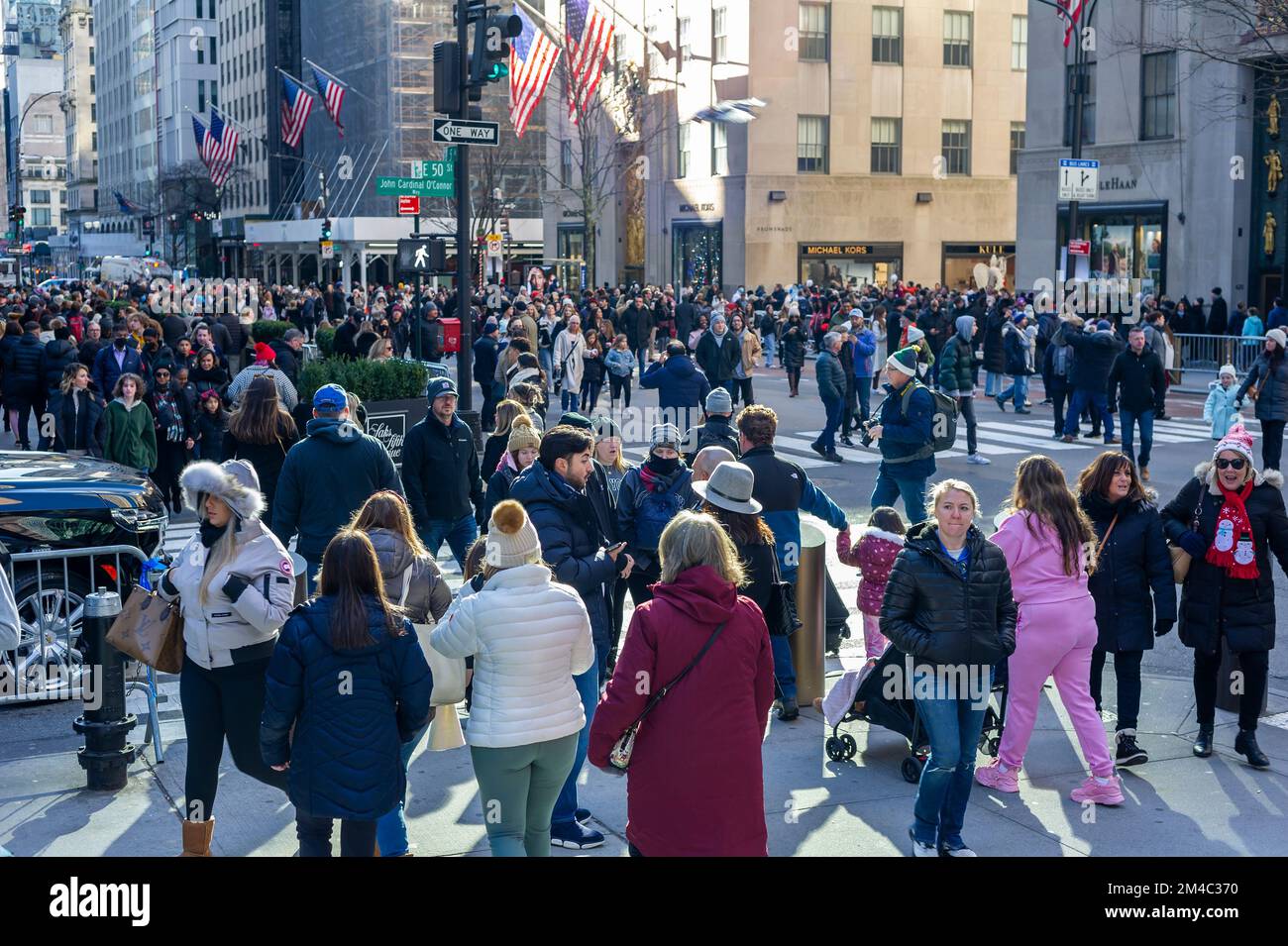 Tausende Touristen und New Yorker strömen in die autofreie Fifth Avenue in Midtown Manhattan, um die letzten Feiertage der Saison am Sonntag, den 18. Dezember 2022, zu genießen. New York City hat einen neunblockigen Abschnitt der Fifth Avenue in Midtown für vier Sonntage im Dezember geschlossen und so eine Feiertagsparty für Besucher geschaffen. (© Richard B. Levine) Stockfoto