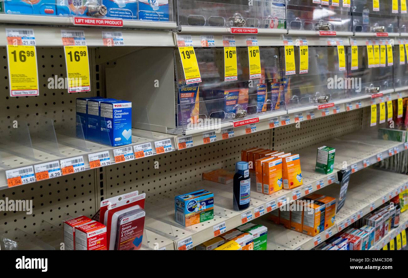 Over the Counter Kälte- und Grippemedikationen auf Lager oder eingesperrt, um Ladendiebstahl in einer CVS Health Drogerie in Chelsea in New York am Freitag, 16. Dezember 2022 zu verhindern. (© Richard B. Levine) Stockfoto